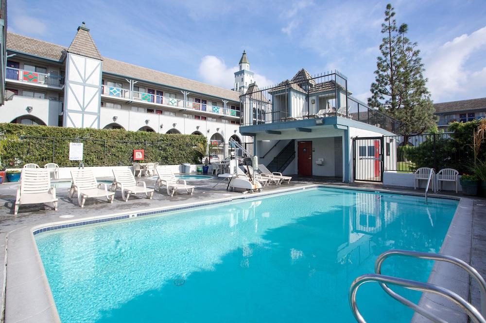 Castle Inn And Suites Anaheim Zewnętrze zdjęcie