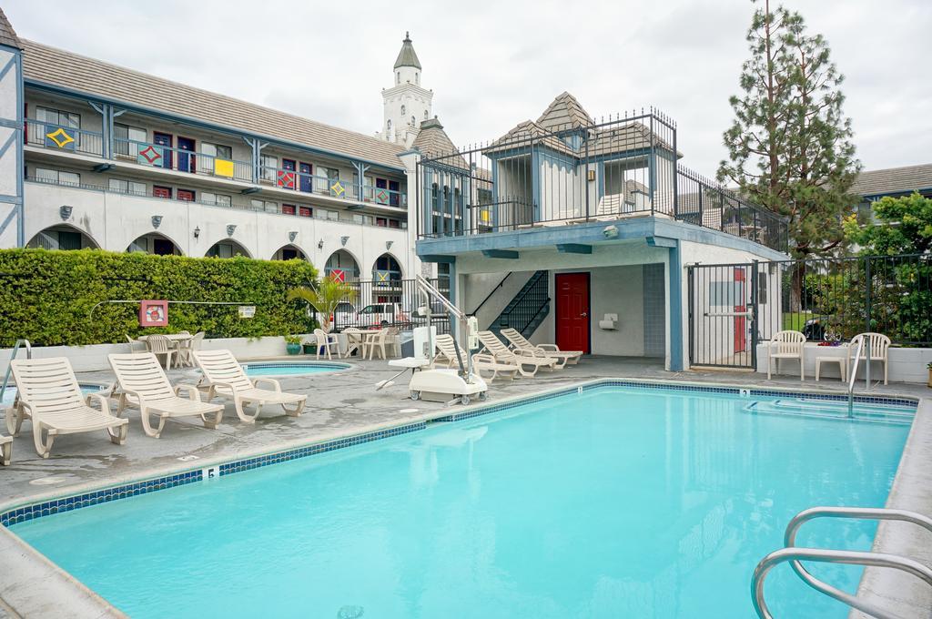 Castle Inn And Suites Anaheim Zewnętrze zdjęcie