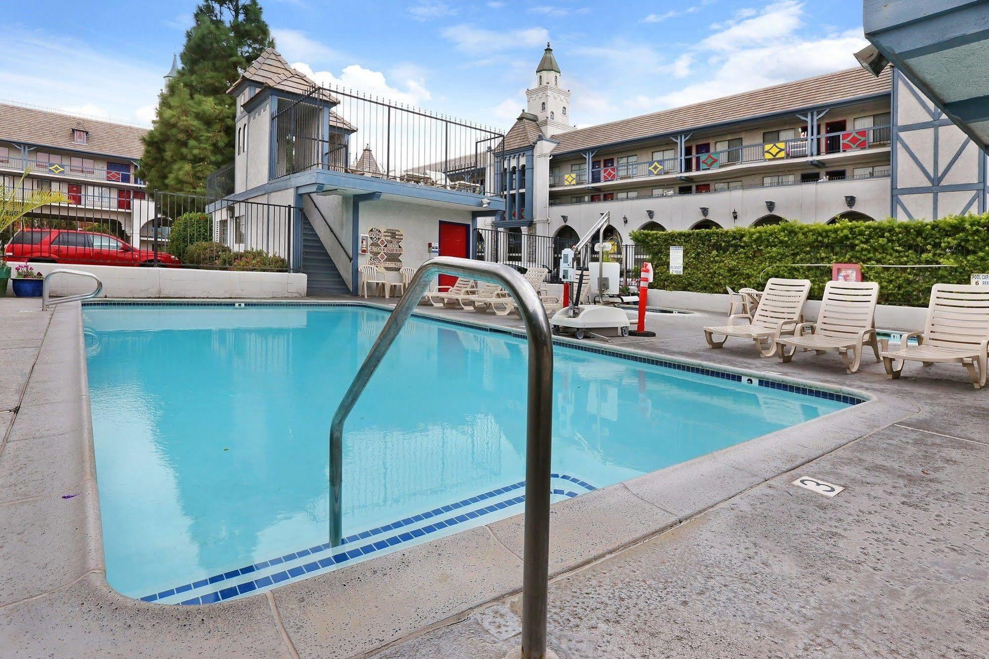 Castle Inn And Suites Anaheim Zewnętrze zdjęcie